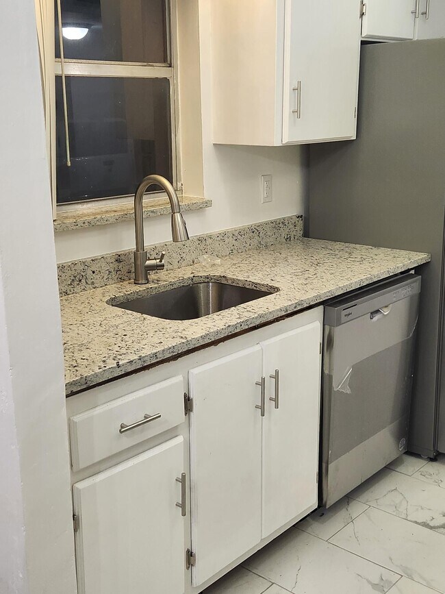 Building Photo - 2700 Coral Springs Dr