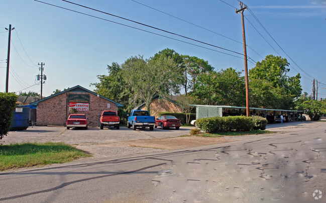 Building Photo - Village Green Townhomes