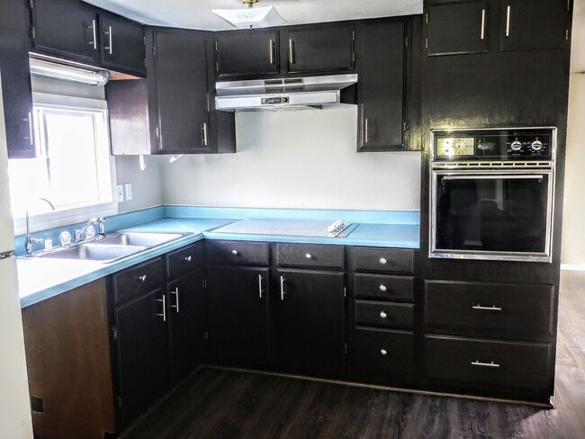 Building Photo - 3 Bedroom Family Home