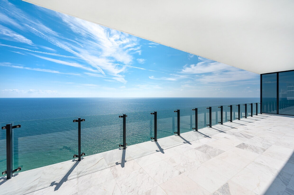Foto principal - 17141 Collins Ave