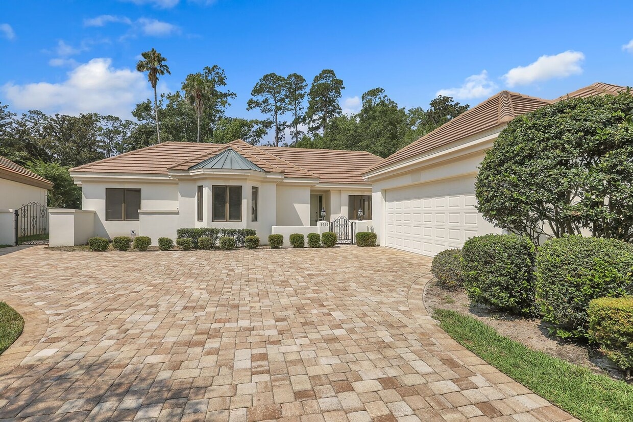 Foto principal - 4 bedroom/ 4 bathroom home in gated Epping...