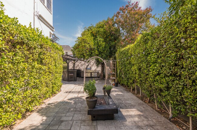 Building Photo - 612 Galer Pl