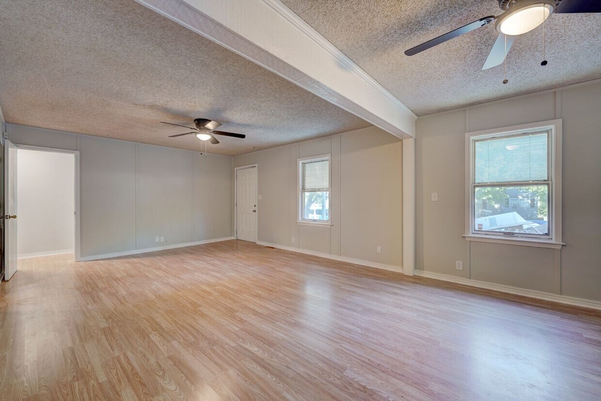 Foto principal - 4 Bedroom Available Now!