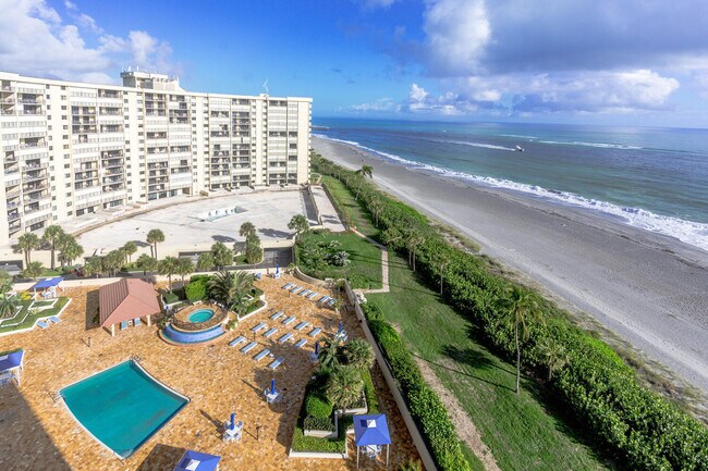 Foto del edificio - 100 Ocean Trail Way