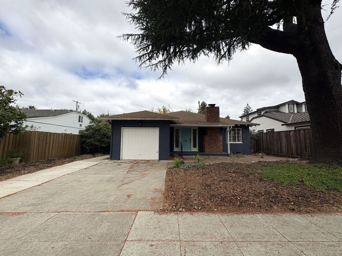 Primary Photo - Charming 3-Bedroom Home on Embarcadero Roa...