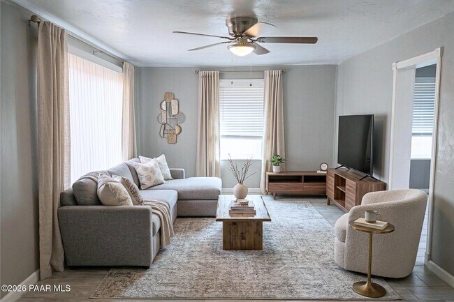 Foto del edificio - 2143 N Bell Ave