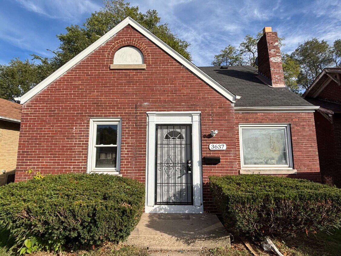 Foto principal - Charming 4-bed Home in Gary
