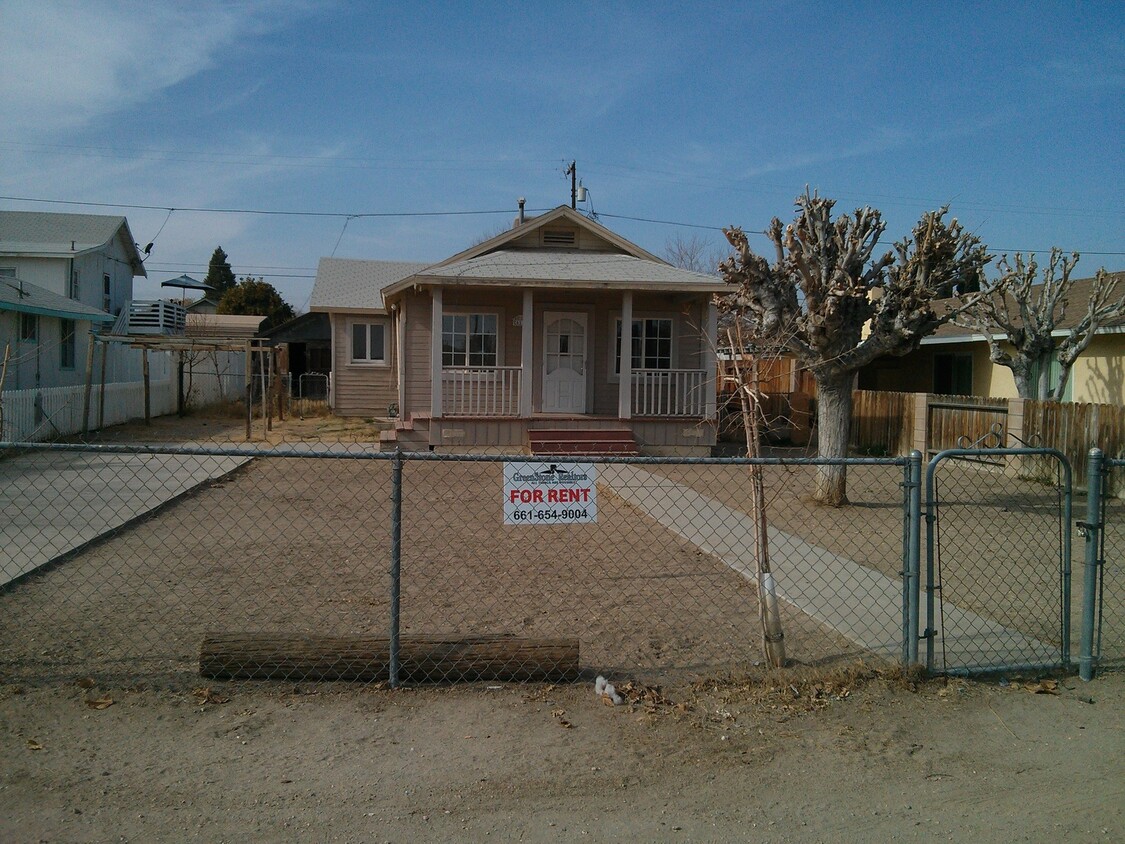 Primary Photo - Home in Taft for Lease