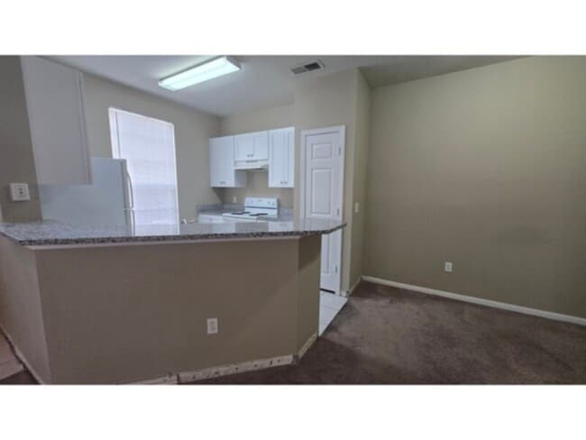 Foto del edificio - 1 bed 1 bath - cable &amp; water inlcuded in rent