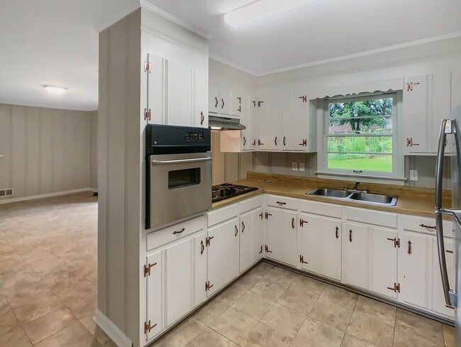 Building Photo - 3613 Mayfair Dr
