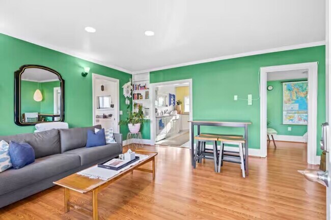 Foto del edificio - Bright & Comfortable 2-Bedroom, 1-Bathroom Main Floor Home | E 10th St, Port Angeles, WA | $2,200...