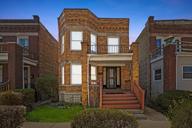 Building Photo - 212 N Kilbourn Ave