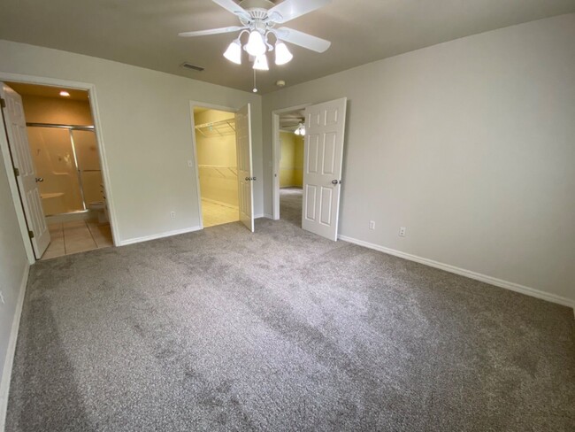 Building Photo - Bright and airy 2 Bedroom, 2 Bath home wit...