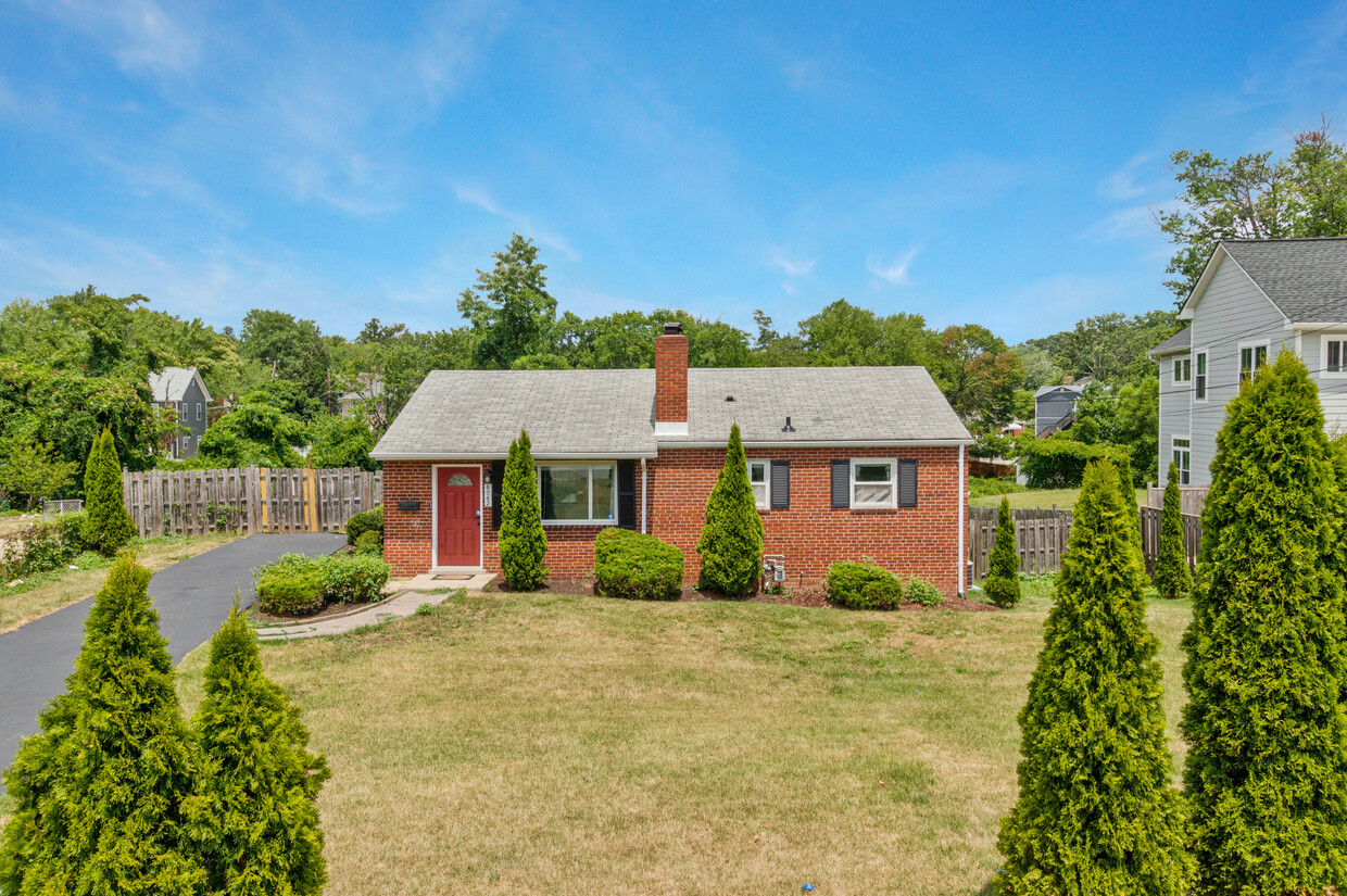 Foto principal - 6062 Munson Hill Rd