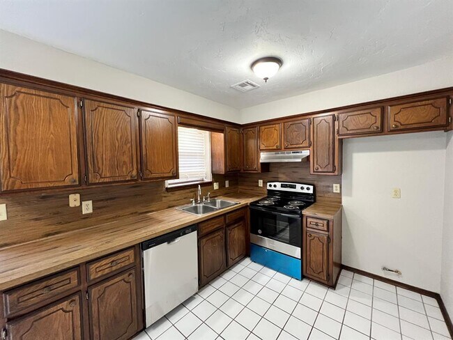 Building Photo - 752 W Forest Dr