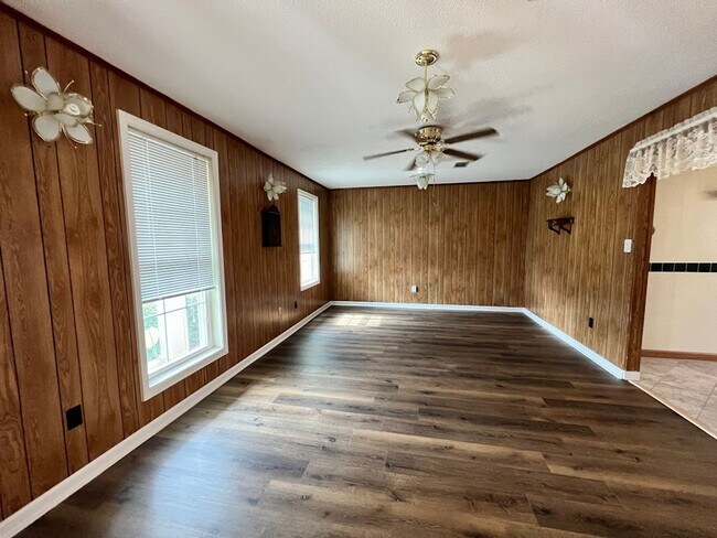 Foto del edificio - 3 bedroom/2 bathroom with large fenced in ...