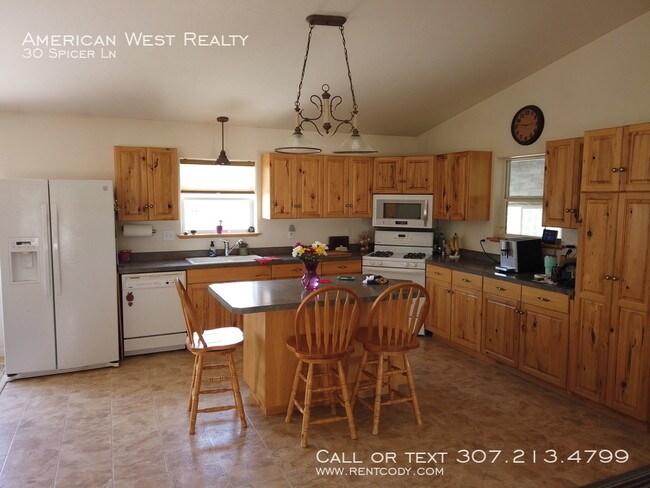 Building Photo - Large country home