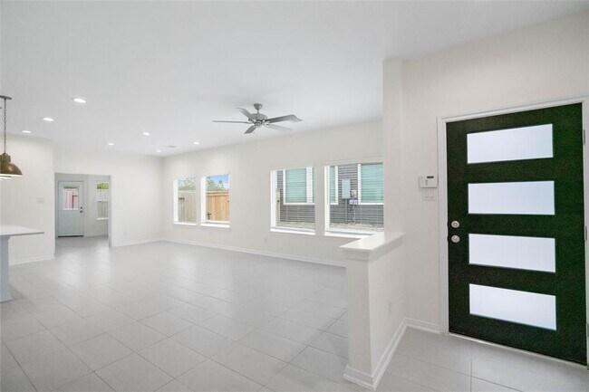 Foto del edificio - 623 Silver Pear Ct