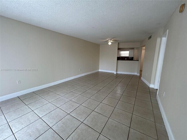 Foto del edificio - 4255 N University Dr