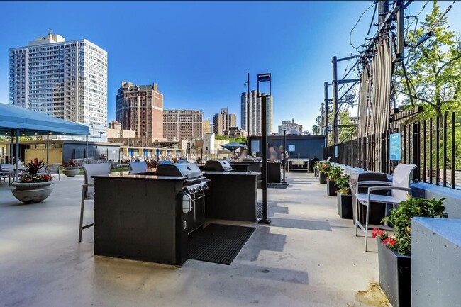 Foto del edificio - 655 W Irving Park Rd