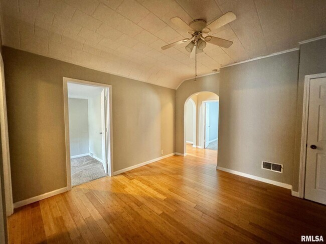 Foto del edificio - 100 N State St