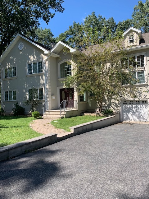 LONG DRIVEWAY - 21 Addison Pl