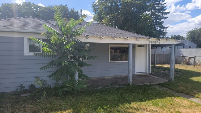 Building Photo - Cute 1-bedroom Carriage House In The Valley