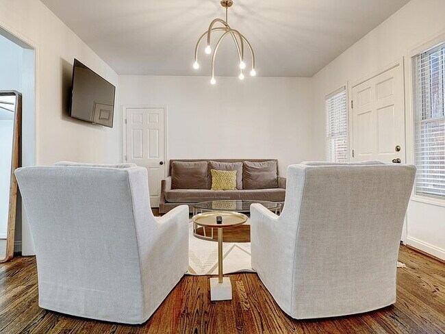 Foto del edificio - "Charming 2-Bedroom Retreat in Birmingham – Cozy 932 Sq Ft Haven!"