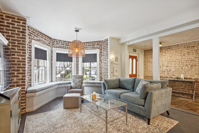 Foto del edificio - 208 W Hall St