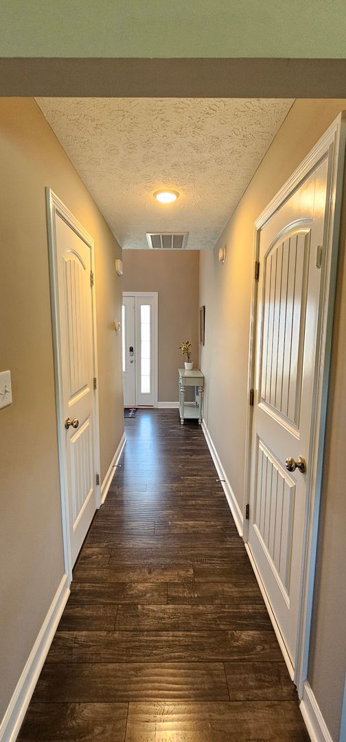 Foto del edificio - 6 Month Lease! Close to Exit 8 I-24! IMMACULATE!! 4 bed/2.5 Bath, 3 car garage/fenced in backyard...