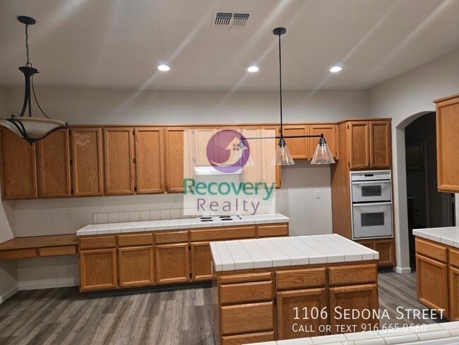 Building Photo - 1106 Sedona St