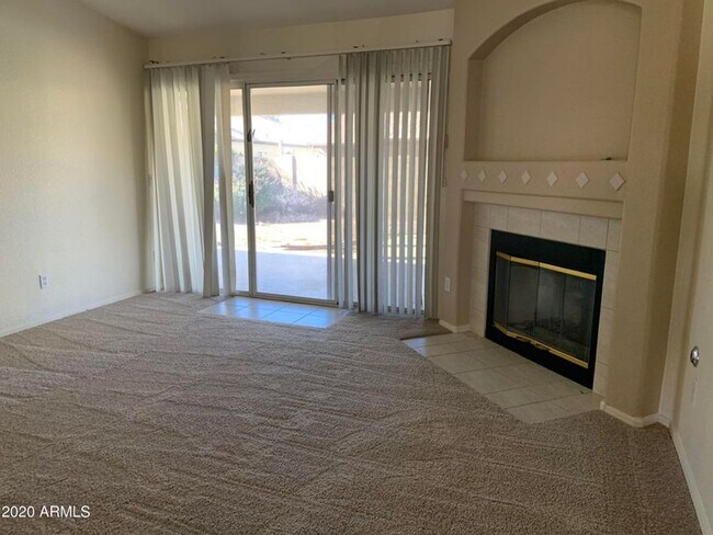 Building Photo - 3 bedroom, 2 bath, 2 car garage w/POOL & F...
