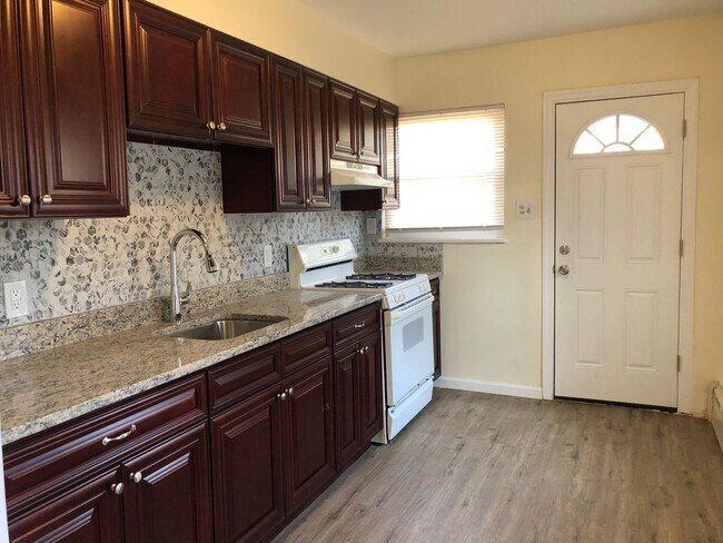 Foto del edificio - Great 3 Bedroom, 1 1/2 Bath Home! New Kitc...