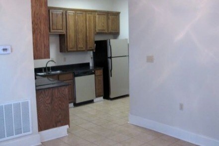 Living room/kitchen - 914 Jackson Ave