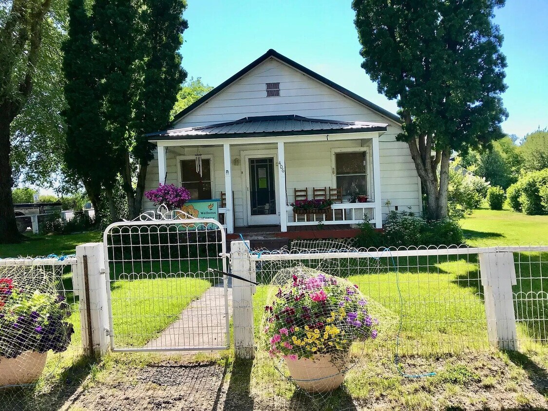 Primary Photo - Charming 3-Bedroom Home with Spacious Layo...