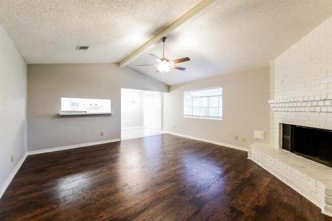 Foto del edificio - 9506 Charter Ridge Dr