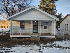 Building Photo - 220 E Gladys St