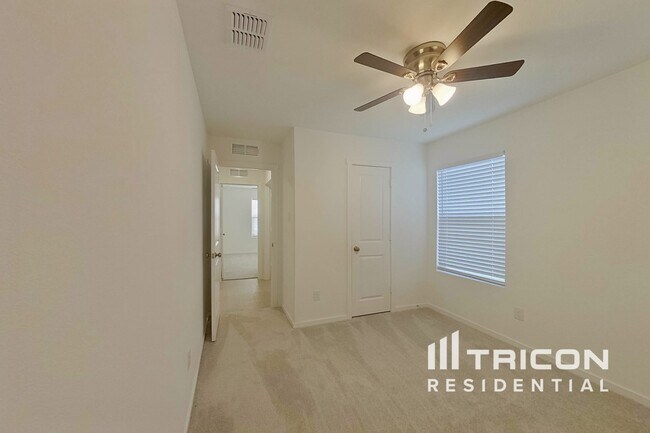 Foto del edificio - 834 Ginkgo Wy