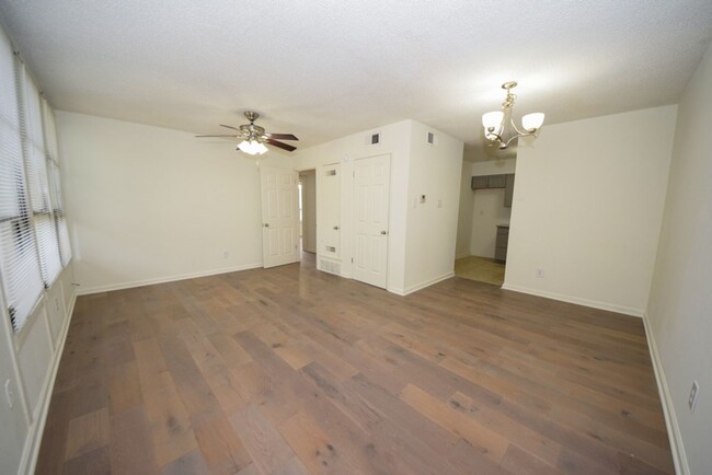Building Photo - MUST SEE Luxury Condo in the heart of Midt...