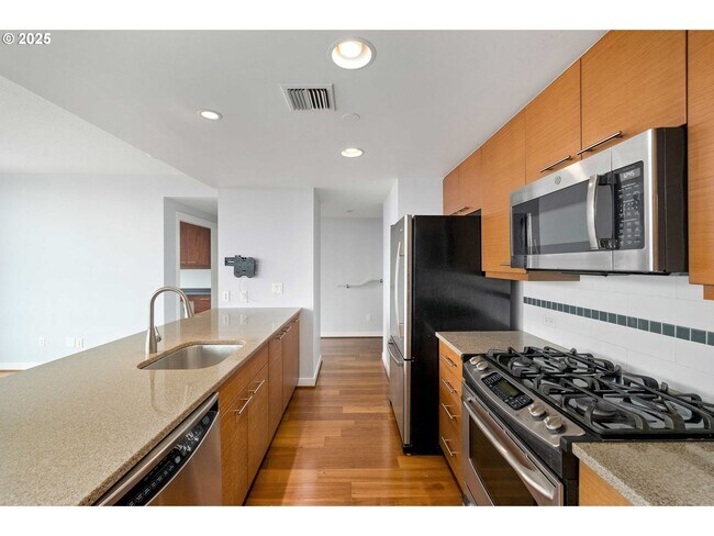 Foto del edificio - Modern 2-Bed/2-Bath Condo with Balcony, Pa...