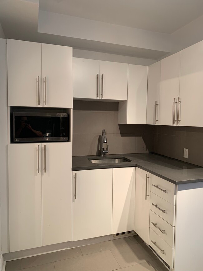 Microwave included - 6581 Rue Garnier