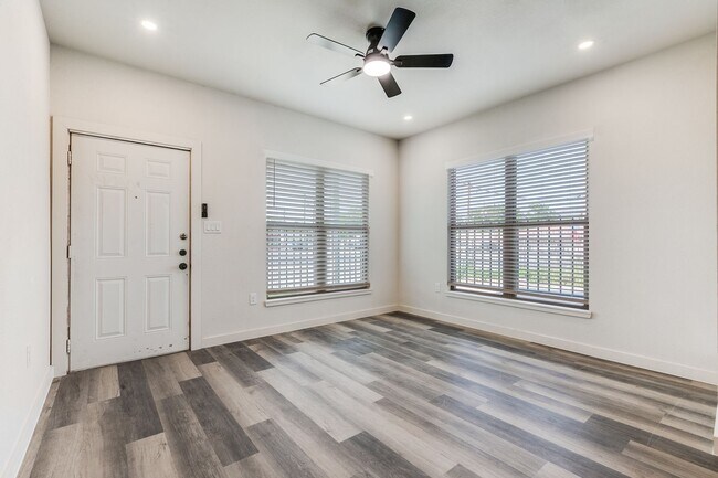 Foto del edificio - RENOVATED 4-BEDROOM IN SOUTH SAN ANTONIO