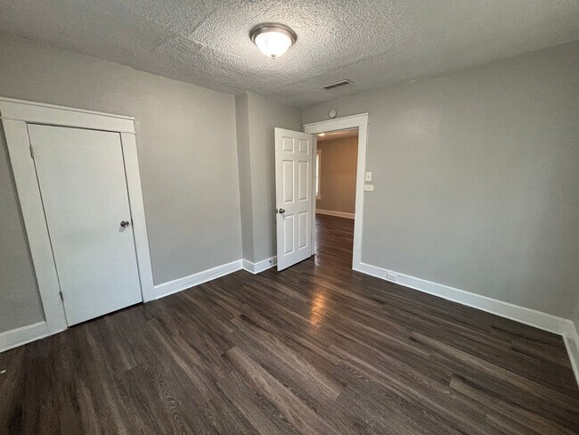 Foto del edificio - 852 N Holmes St