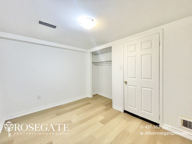 Photo du bâtiment - Bright 3-Bedroom Basement Apartment in Pic...