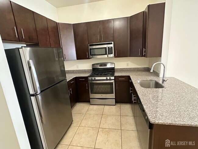 Foto del edificio - 88 Roosevelt Ave