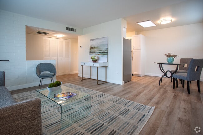 D - 2BD, 1BA - 722SF - Phoenix Manor