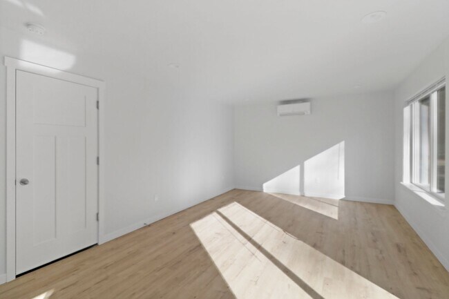 Building Photo - 1299 Russell Dr