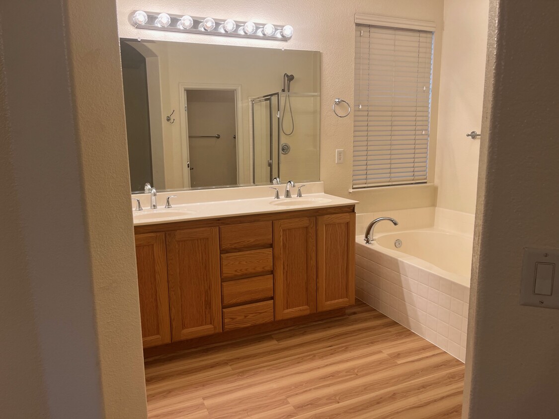 master bath - 2954 Cardinal Dr