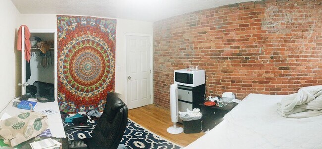 Building Photo - Updated Apt near NEU!  Get a $1k Utilities Rebate with Promo!  Pet Friendly!