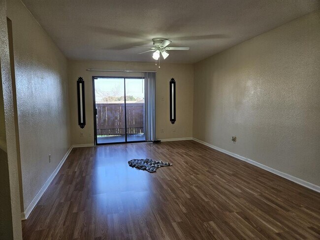 Foto del edificio - 8433 Hearth Dr